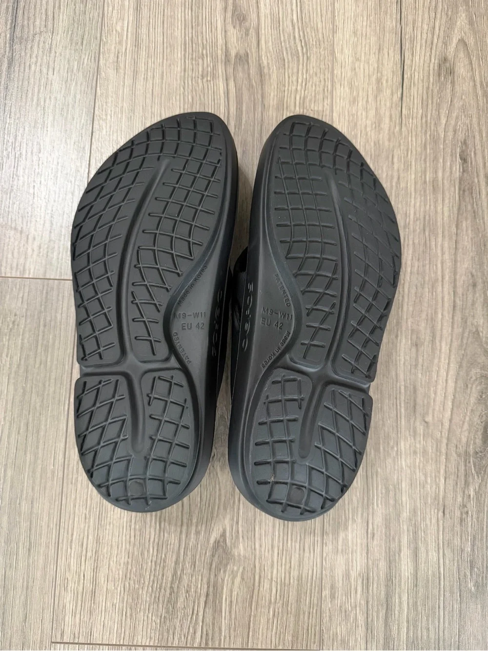 OOFOS Black Thong Recovery Sandals